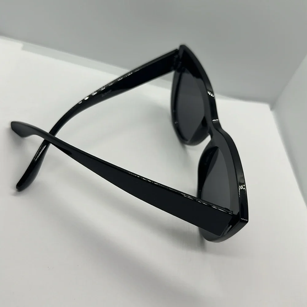 NWT Chic Black Cat Eye Sunglasses - UVProtection - Vintage Inspired Glamour